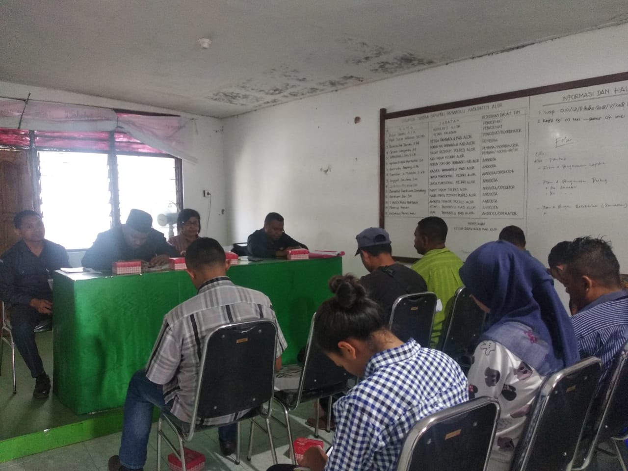 Rapat Evaluasi Bersama Staf Sekretariat Bawaslu Kabupaten Alor