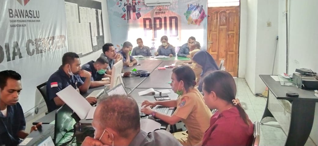 Rekruitmen Kader Pengawas Partisipatif Bawaslu Alor Gelar Rapat Internal