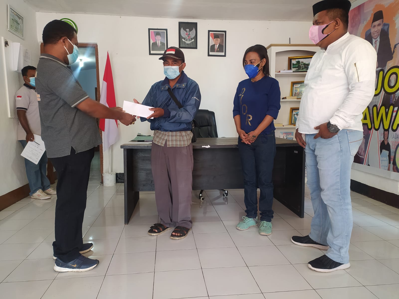 Penyerahan Bantuan Siklon Tropis Seroja Oleh Bawaslu RI