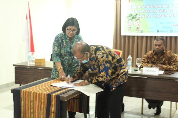 Memaksimalkan Fungsi Pengawasan, Bawaslu Alor Melakukan Penandatanganan Mou