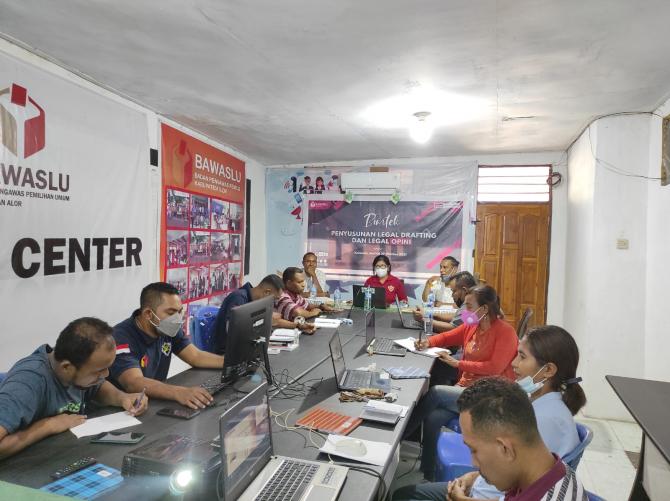Gelar Bimtek Legal Drafting & Legal Opinion, Bawaslu Alor Hadirkan Akademisi