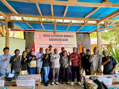 Foto bersama usai kegiatan Media Gathering