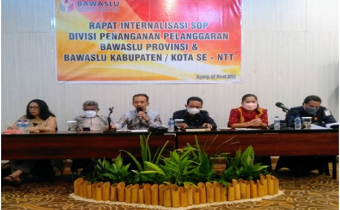 Ketua Bawaslu Kab. Alor Mengikuti Rapat Internal SOP AP